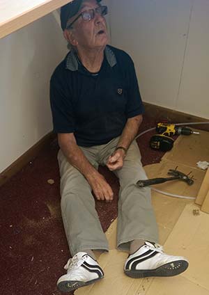 Les putting up shelves